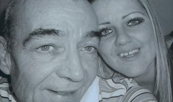 Ů�ӷ������̰�װ�ϵ�ͼƬʱ���ˣ�ͼ�ϵ��������Լ������ĸ���