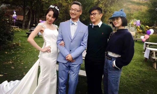 ����Ʋμӻ��������ѣ���ʫʫʢװ��ϯ��ȴ���Ա߹���������ͷ��