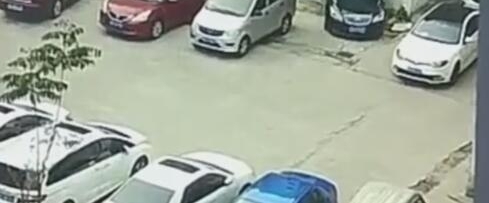 �壡Ů˾������ײ������ ����ֲ�����ײ��ǰ��С��