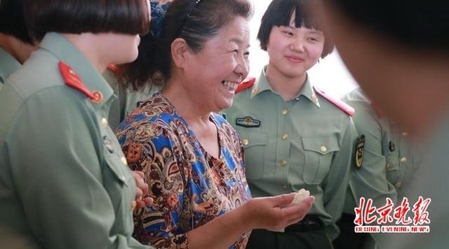 ĸ�׽��������¾���Ů������ Ϊĸ���