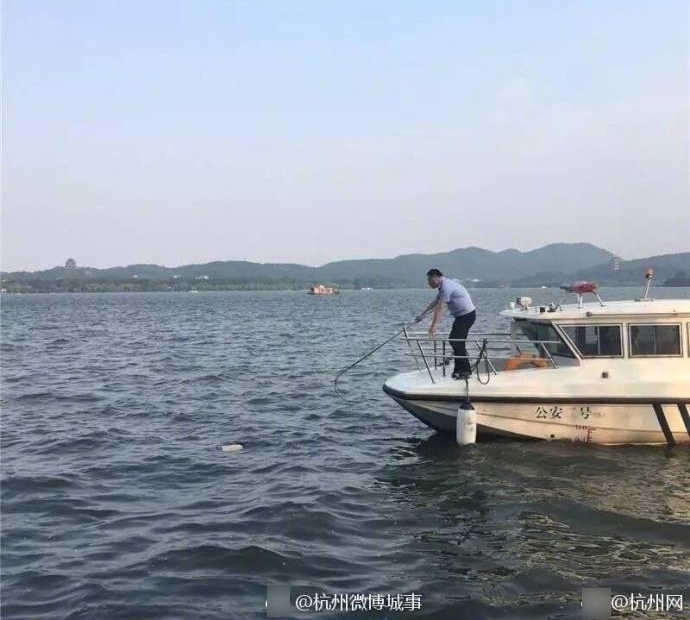 ������������һ�߸�ʬ