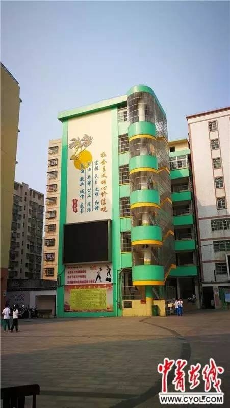 Сѧ��У��ǿ��Ů�����仳�� Ϊ�������ƻ���ֻ�