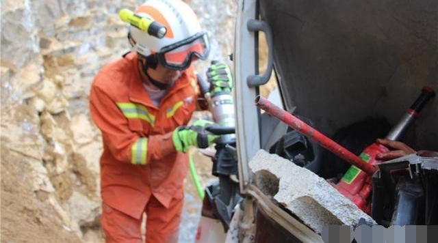 С����ɲ��ʧ��ײ���ұڣ���ͷϡ�� ��������ɹ�Ӫ��2��