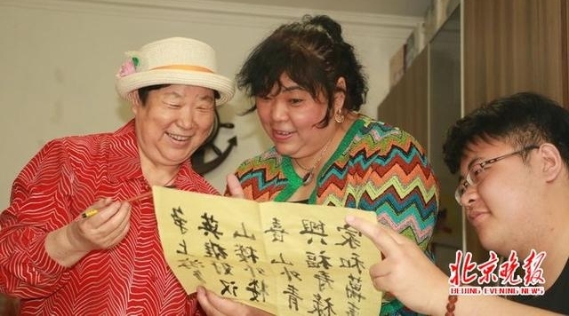 ĸ�׽��������¾���Ů������ Ϊĸ���