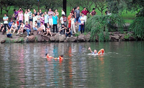 ���ݴ�ү����ŭ����Ӿ���ӣ�����������һ�˵�