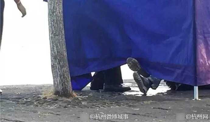 ������������һ�߸�ʬ