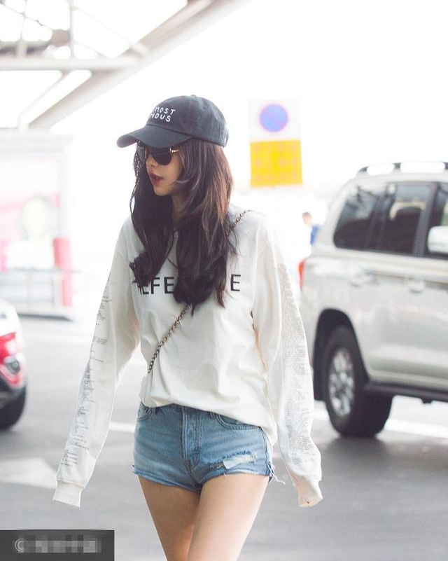 ����Angelababy��������������ţ�ж̿�����ɫ���£����ѣ�baby�Դ���Ů�⻷