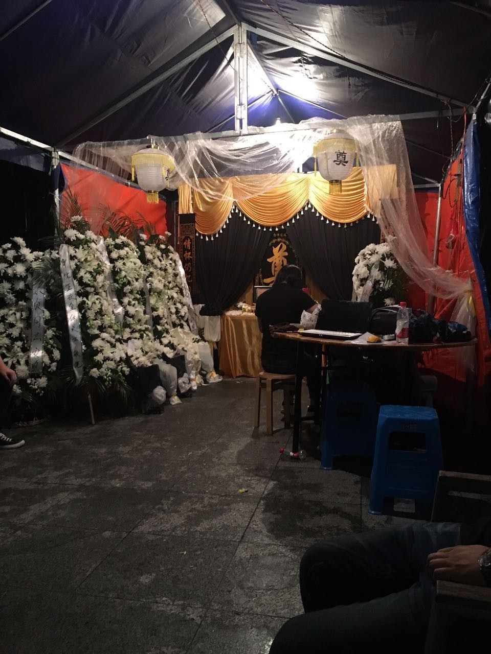 ���ݱ�ķ�ݻ𰸣�Ů������ǰ2�ε绰���� δ����ͨ