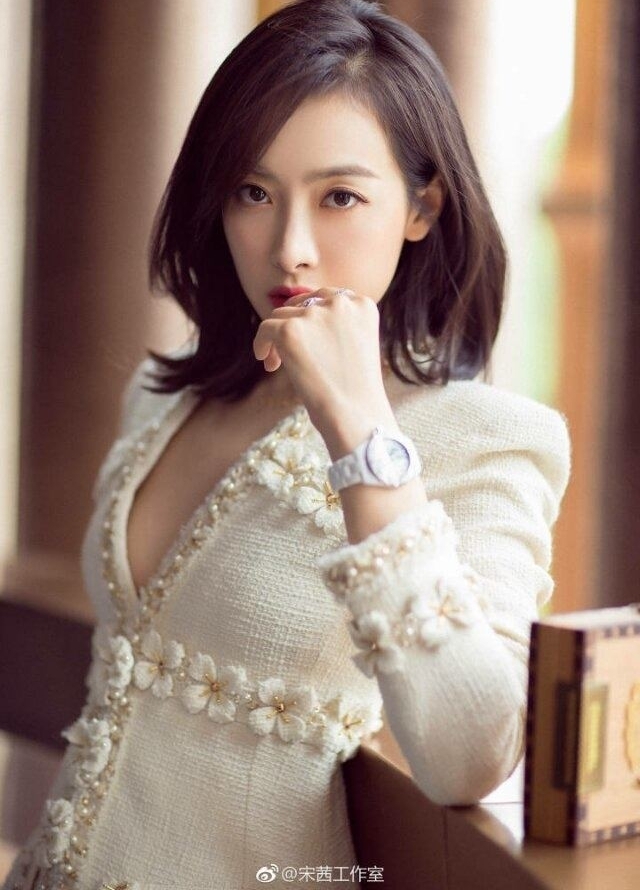 �����������ε�Ь�ӣ�¶��������Ȼ��������