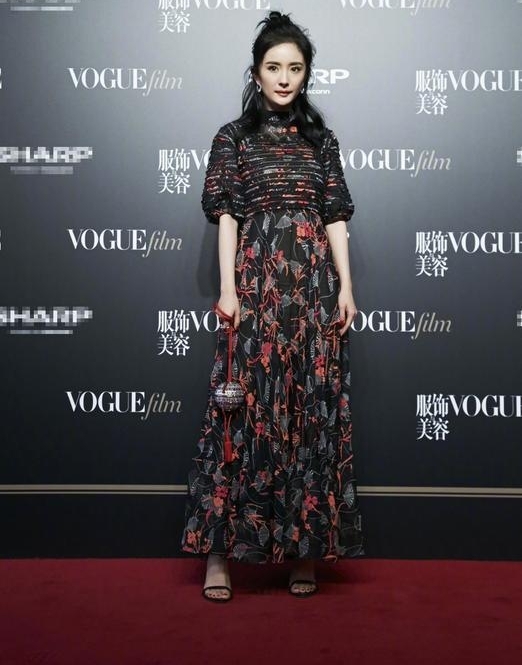 ����Ӱ����ۺ�̺�����Ĵ�˯�¾����ˣ����ݵ�һ�۾����ϳ�л�ȣ�