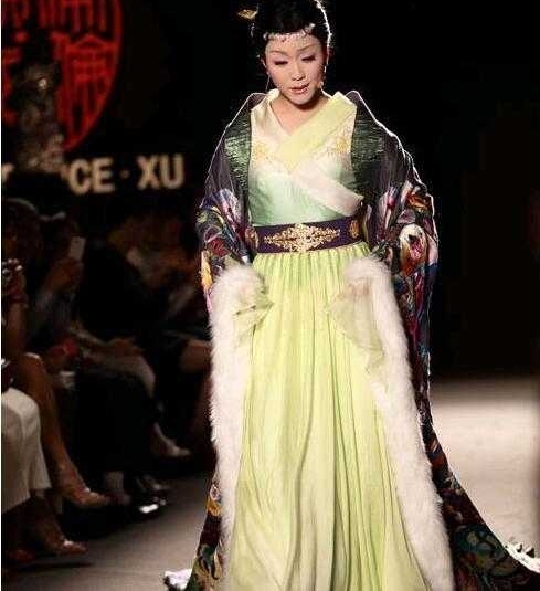 ����ճ�������, �������, ��̨��չ�ֶ���֮����������