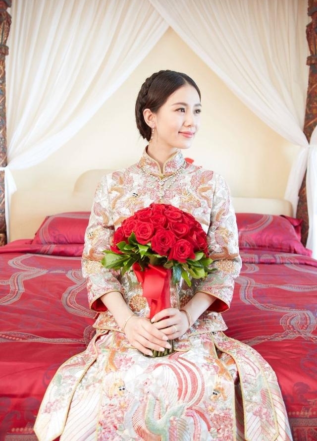 ����橷�ɫ���������飬������ɫ���µ�Ů�Ƕ���˭��