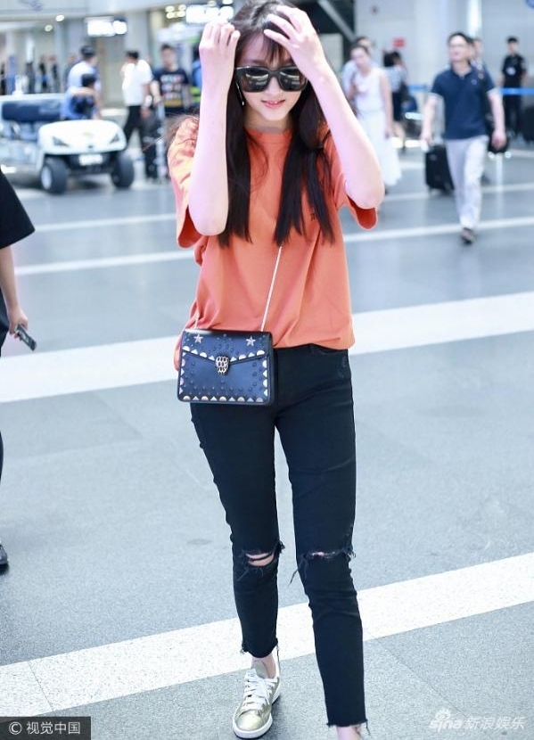 ��ͼ:����ͮ����Ƶ��Ūͷ���ƺ��� һ˫���Ⱥ�����