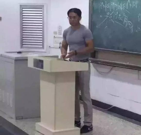 ���˻��Ů����СŴ�� ���ݰְֻ������Ͻ�Ŀ�⵹��׳��