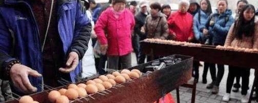 ���ӽֱ�����������10��Ǯ2�����ӵ��ϵķ������˾��ȣ�Χ�����˹ۿ���