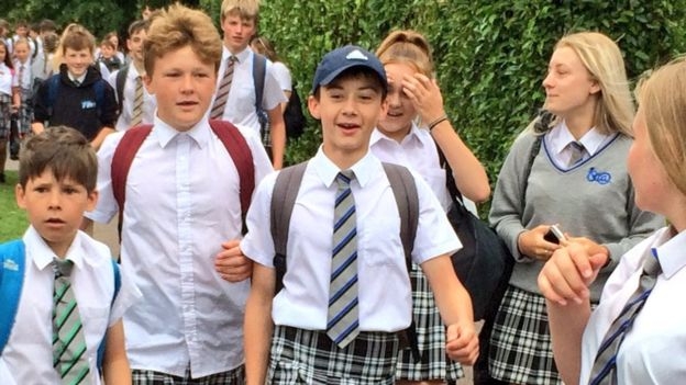 Ц�磡Ӣ��һ��ѧ��׼���̿� 50�������Ĵ�Ůȹ��ѧ