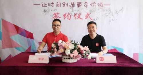 ʱ�䱦Я��ͷ��Ů�� ǩԼ��Ů������