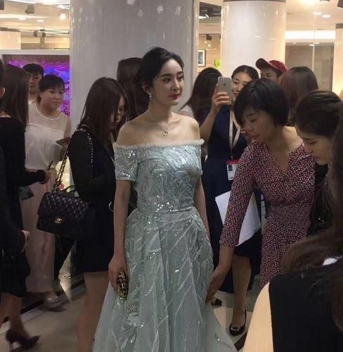 �Ϻ���Ӱ�������ĵ�����һϮ�����̣��·��ǳ�������ˣ�