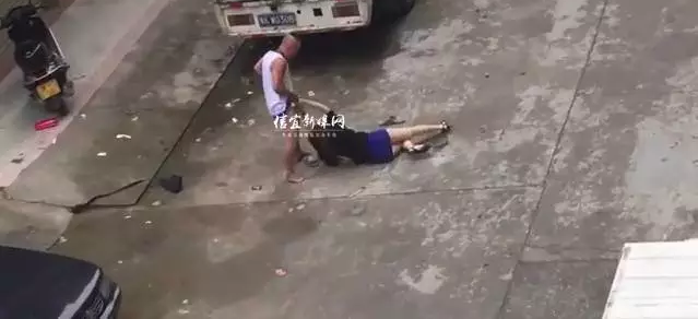 �ң�����һ���ӵ��ֲ��̱���һŮ��
