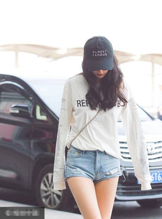 ����Angelababy��������������ţ�ж̿�����ɫ���£����ѣ�baby�Դ���Ů�⻷