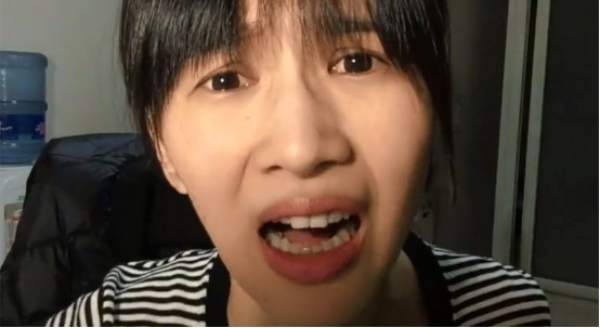 papi�������������ף�һ����Ƶ��Ů��˿����������Ϯ