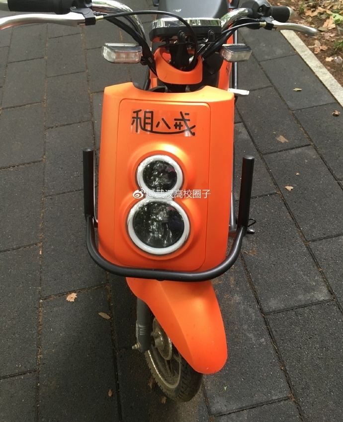 �����綯����½�人������У԰��ĳ�ɫ�籩��Ϊ��У���صķ羰��