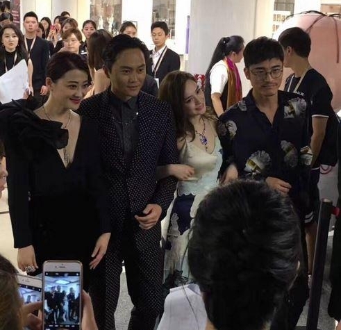 �Ϻ���Ӱ�������ĵ�����һϮ�����̣��·��ǳ�������ˣ�