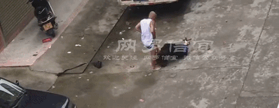 �ң�����һ���ӵ��ֲ��̱���һŮ��