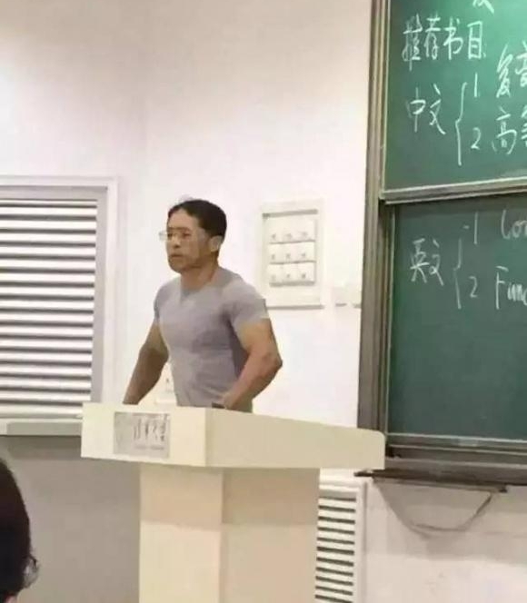 ���˻��Ů����СŴ�� ���ݰְֻ������Ͻ�Ŀ�⵹��׳��