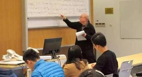 ���˻��Ů����СŴ�� ���ݰְֻ������Ͻ�Ŀ�⵹��׳��