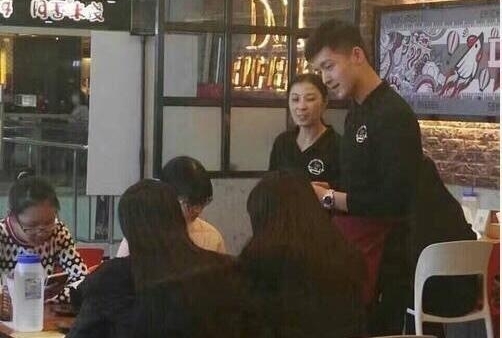 ����ǿ�ھ�ѵ����ΰ���������ෲ��Ȼ�����˿��ȣ�