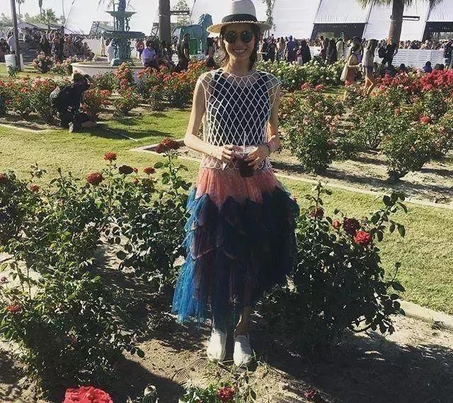 ���������������ּ޺��ţ�Ϊ�¹�ϣ��Ů��������·��