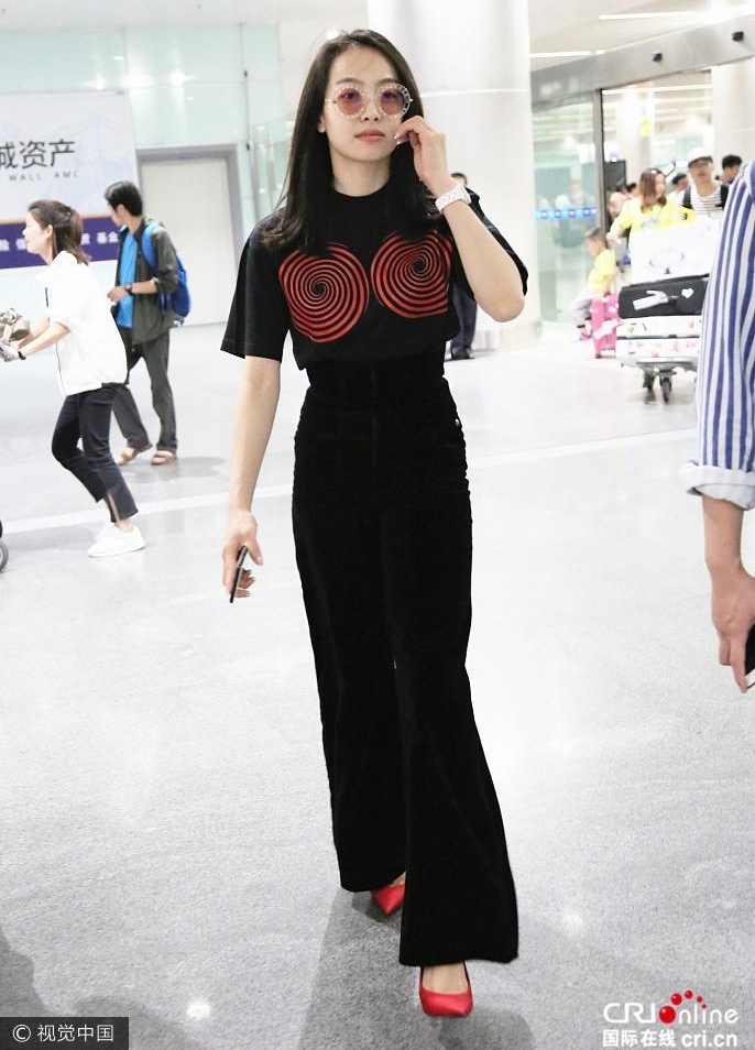 ������ʽЦ�ݣ���������������ǰ��Ƭ������