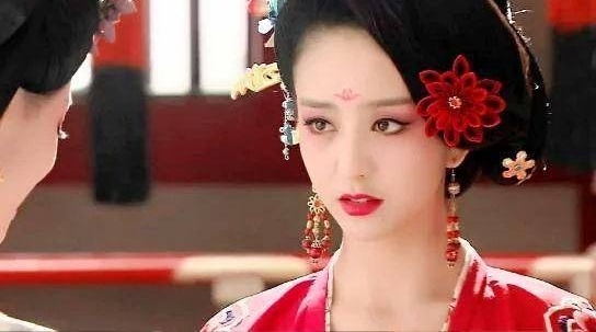 ��װ�����Ů�ӵ��ϻ���� ˭�������أ�