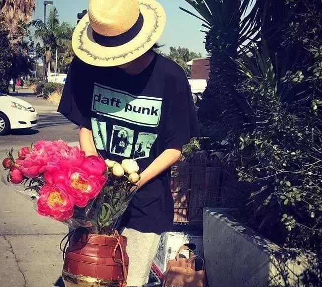 ���������������ּ޺��ţ�Ϊ�¹�ϣ��Ů��������·��