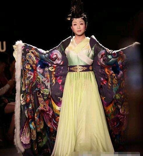 ����ճ�������, �������, ��̨��չ�ֶ���֮����������