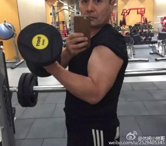 ���˻��Ů����СŴ�� ���ݰְֻ������Ͻ�Ŀ�⵹��׳��