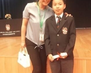 �����ڶ��ӱ�ҵ����������Ů�����̻�Ͷ���ͬһ��Сѧ