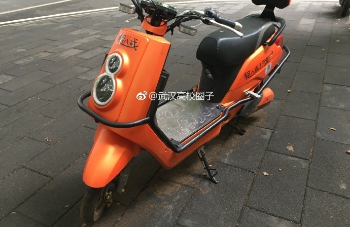�����綯����½�人������У԰��ĳ�ɫ�籩��Ϊ��У���صķ羰��