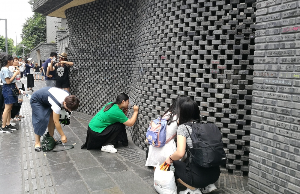 ��ʷ��ǽ���ο�Ϳѻ ÿ��ש��δ������