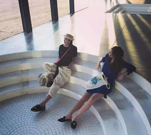 ���������������ּ޺��ţ�Ϊ�¹�ϣ��Ů��������·��