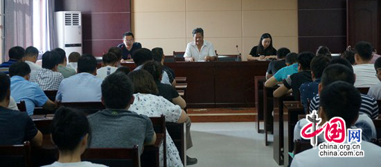 ����μ����˾������֯����������Ա��չ���н����