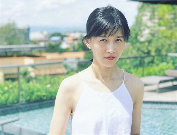 papi�������������ף�һ����Ƶ��Ů��˿����������Ϯ