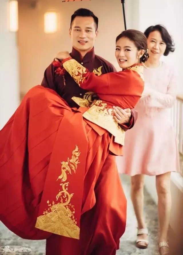 ����橷�ɫ���������飬������ɫ���µ�Ů�Ƕ���˭��