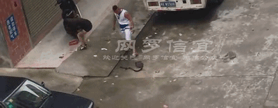 �ң�����һ���ӵ��ֲ��̱���һŮ��