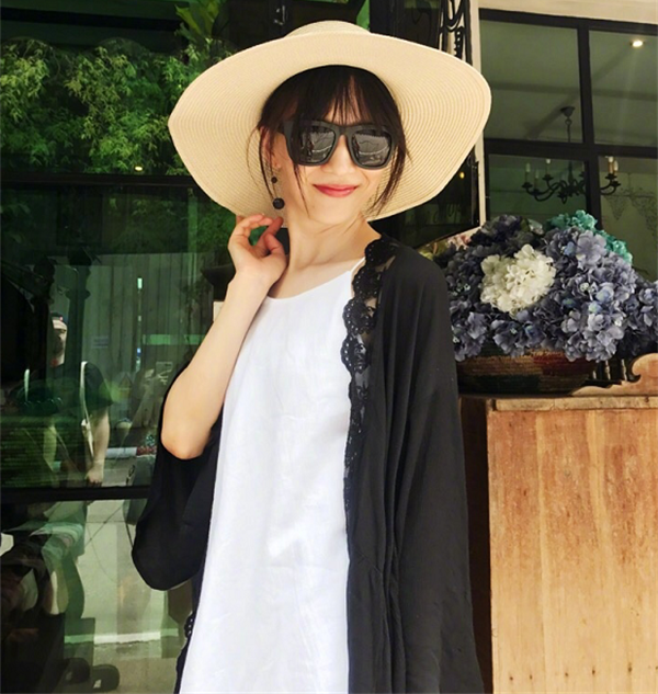 papi�������������ף�һ����Ƶ��Ů��˿����������Ϯ