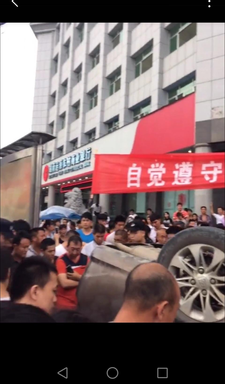 ¦����Դ��������Χ�����˷��ӡ���5̨�� 4�˱���