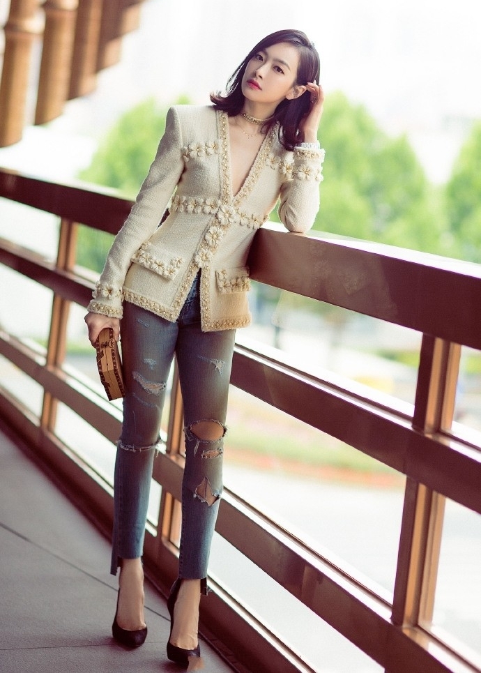 �����������ε�Ь�ӣ�¶��������Ȼ��������