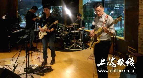 �����һ���ĺ����� �������Ͽ���ȫ͸��¼����