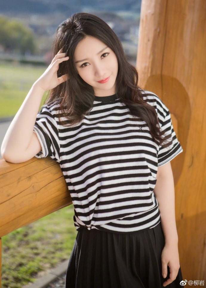 �Ը�Ů�����Һڰ׶���д���ع⣬����ֱ���������ˣ�������Ů��